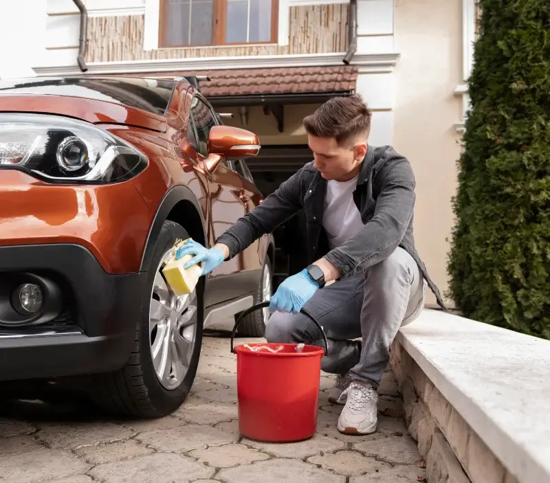 Lavage auto à domicile Peyrat-la-Nonière : professionnel intervenant sur un véhicule